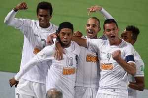 Đội của Ronaldinho thảm bại, Raja tranh cúp với Bayern