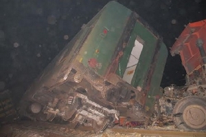 Tàu hỏa bị lật, hư hỏng nặng vì đâm vào xe ôtô tải