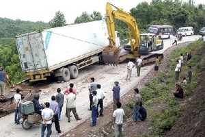 Xe quá khổ ngang nhiên hoành hành trên Quốc lộ 18A