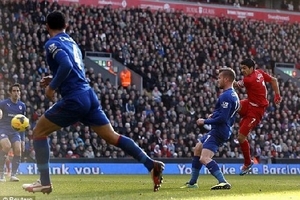 Suarez tỏa sáng, Liverpool chiếm ngôi đầu của Arsenal