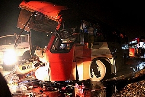 Xe tải đâm vào xe giường nằm, 6 người thương vong