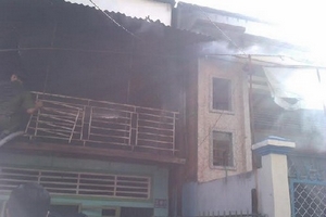 Bị nhốt ở nhà, một người tâm thần tự châm lửa đốt nhà