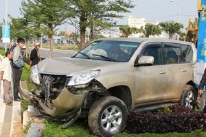 Người phụ nữ điều khiển “xế hộp” bay lên dải phân cách tông đổ trụ điện