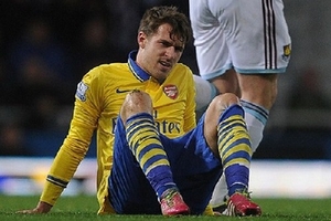 Arsenal trả giá đắt vì ngôi đầu Premier League