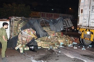 Hàng trăm thùng sữa đổ xuống đường, không có hôi của