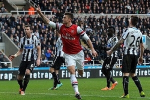 Premier League: Arsenal kết thúc năm 2013 ở ngôi số 1