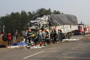 Quảng Trị: Xe tải đấu đầu làm 3 người thương vong