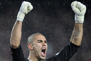 Thủ môn Valdes của Barcalona chính thức là cầu thủ tự do