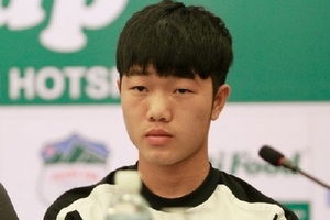 Thủ quân tuyển U19 Việt Nam lạnh lùng trước máy ảnh