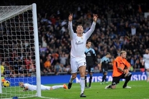 Cristiano Ronaldo và Kaka cùng đạt cột mốc ấn tượng