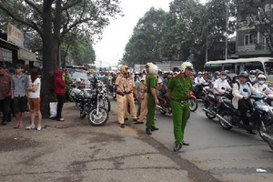 TP HCM: Cưỡng chế bãi đậu xe lấn sông Sài Gòn