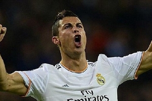 Man City thắng hủy diệt, Ronaldo lập công mừng QBV