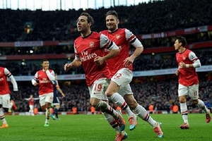 Arsenal chắc ngôi đầu, Real cân bằng điểm số với Barca