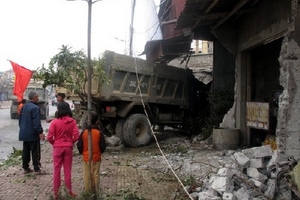 Xe ôtô tải mất lái đâm vào năm nhà dân ven đường