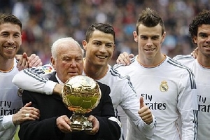 Cristiano Ronaldo trao Quả bóng Vàng cho cổ động viên vô danh