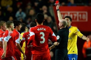 Southampton gây sốc cho Arsenal, Liverpool đại thắng