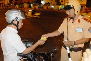 Cảnh sát giao thông trắng đêm, căng mình trực Tết