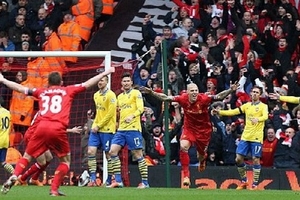 Liverpool-Arsenal 5-1: Skrtel, Sterling vùi dập các Pháo thủ