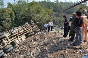 Xe tải đối đầu xe máy làm hai người chết ngay tại chỗ