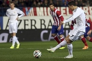 Kết quả đêm qua: Real vượt qua Atletico, Chelsea chỉ hòa