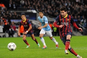 Lionel Messi lập công giúp Barca đặt một chân vào tứ kết