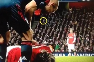 Robben nhổ nước miếng vào Sagna hay chỉ là mồ hôi?