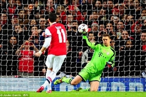 Oezil đá hỏng penalty, Arsenal dâng chiến thắng cho Bayern