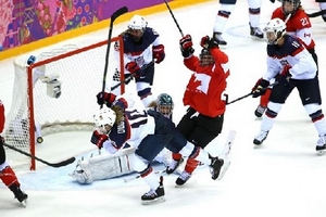 Canada thắng Mỹ đầy kịch tính để giành HCV Hockey nữ