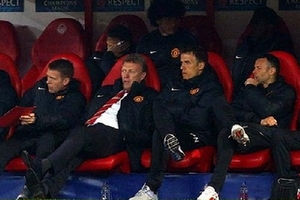 David Moyes sốc với thất bại, Roy Keane mỉa mai M.U