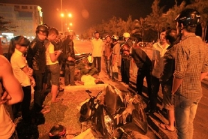 Vợ khóc thảm thiết bên thi thể chồng