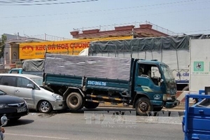 Tai nạn ôtô liên hoàn, Quốc lộ 1A ùn tắc nghiêm trọng