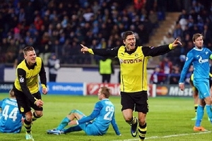 Lewandowski tỏa sáng, Dortmund rộng cửa vào tứ kết