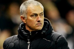 HLV Jose Mourinho "nổi cơn điên" vì video quay lén