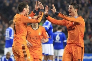 Real Madrid "đánh tennis" ngay trên sân của Schalke 04