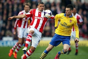 HLV Wenger tức giận vì trọng tài "tặng quà" cho Stoke