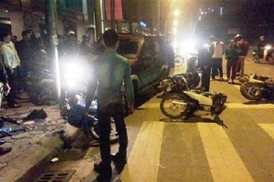 Hà Nội: Ô tô đâm thẳng vào dòng xe máy chờ đèn đỏ