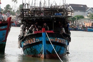 Khẩn trương cứu hộ tàu đánh cá bị hỏng trên biển