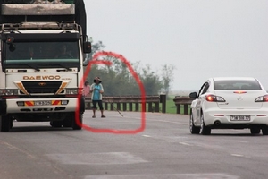 Quảng Bình: Chặn xe con xin đểu trên QL1A