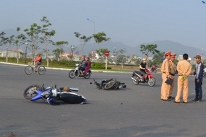 Hai xe máy “choảng” nhau ở ngã tư