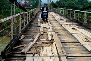 Cấm lưu thông qua 3 cầu treo xuống cấp ở Quảng Ngãi