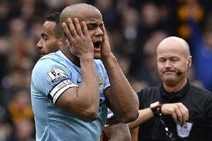 Chơi thiếu người, Man City nhọc nhằn leo lên nhì bảng