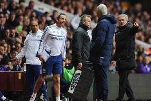 Ba thầy trò cùng bị truất quyền, Mourinho "nổi điên"