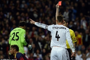 Hai quyết định của trọng tài Mallenco làm hỏng El Clasico?