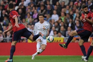 Video: Cú "nã đại bác" khủng khiếp của Cristiano Ronaldo