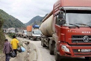 Quốc lộ 70 ách tắc suốt 2 ngày do liên tiếp lật xe đầu kéo