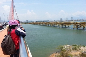 Một nữ sinh nhảy cầu tự tử