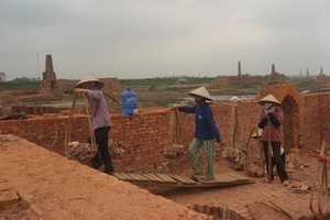 Lò gạch thủ công ở Hà Nội: “Phu gạch” tính chuyện bỏ nghề