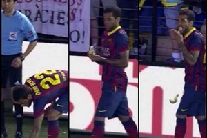 Bị ném chuối, Dani Alves thản nhiên nhặt lên ăn ngon lành