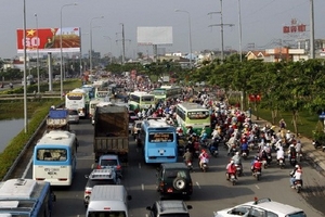 Người dân đổ về TP.HCM sau kỳ nghỉ lễ gây ùn tắc cục bộ