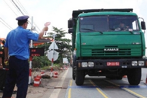 Phó Thủ tướng yêu cầu tăng cường “siết” xe quá tải